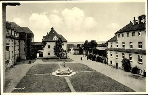 Ak Coswig in Sachsen, Wettinstift, Innenhof, Brunnen