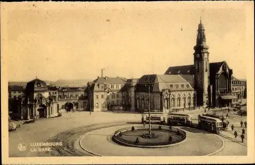 Ak Luxembourg, Straßenbahn fährt um Rondel am Bahnhof vorbei