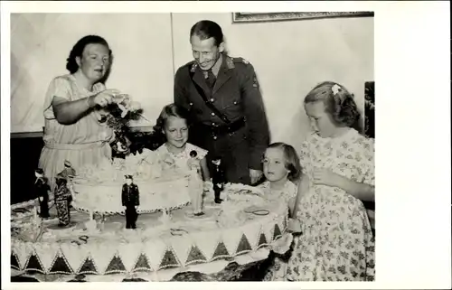 Ak Juliana der Niederlande, Geburgstagskuchen für Prinzessin Irene 1947