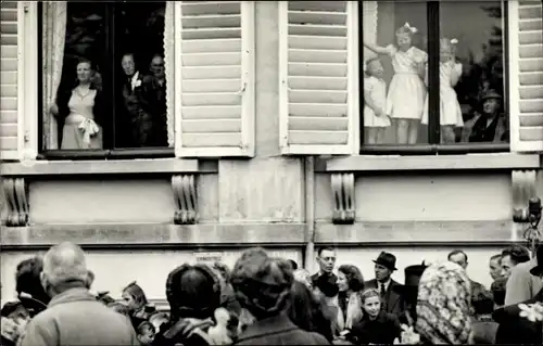 Foto Ak Juliana der Niederlande und Töchter am Fenster