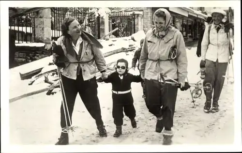 Ak Juliana mit Prinzessin Margriet, Skiurlaub in Zermatt, April 1947