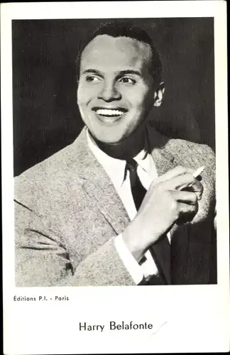 Ak Sänger Harry Belafonte, Portrait, rauchend