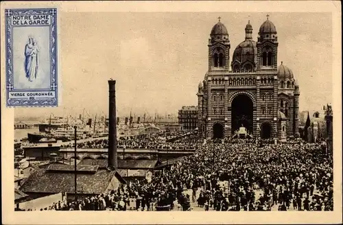 Ak Marseille Bouches du Rhône, La Foule devant la Cathedrale