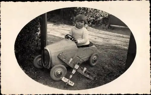 Passepartout Ak Junge im Spielzeug-Auto, Flugzeug, Kinderportrait