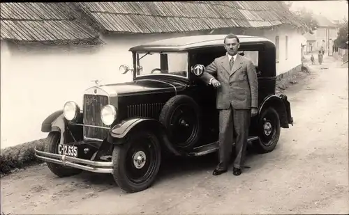 Foto Ak Mann in Anzug am Auto, Autokennzeichen C 12 635