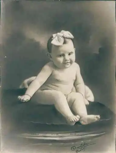 Foto Combalie, Henri, Toulouse, Portraitfotografie, Baby mit Schleife im Haar