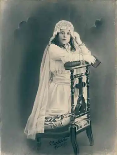 Foto Combalie, Henri, Toulouse, Portraitfotografie, Mädchen im Kommunionskleid kniet auf Betstuhl