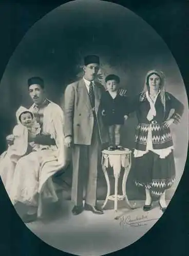 Foto Combalie, Henri, Toulouse, Portraitfotografie, Familie in Maghreb Tracht mit zwei Kindern