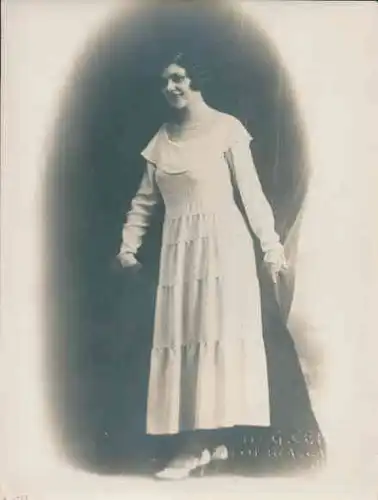 Foto Combalie, Henri, Toulouse, Portraitfotografie, Frau in einem langen Kleid