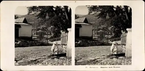 Stereo Foto Sarajevo Bosnien Herzegowina, um 1905, Mädchen beim Brunnen