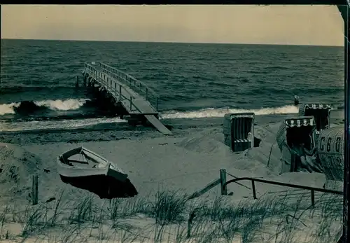 Foto Ostseebad Koserow auf Usedom, Strandpartie, Boot, Strandkörbe, Landungsbrücke