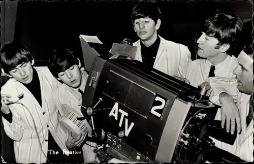 Ak Musikgruppe The Beatles, Portrait mit Filmkamera