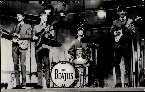 Ak Musikgruppe The Beatles, Portrait mit Musikinstrumenten auf der Bühne