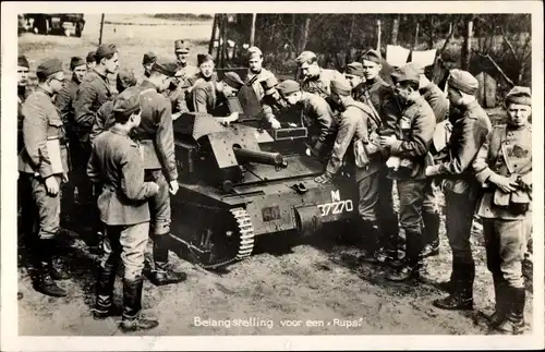 Ak Belangstelling voor een Rups, niederländische Soldaten mit Panzer