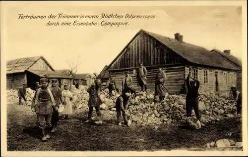 Ak Ostpreußen, Forträumen der Trümmer in einem Städtchen durch eine Eisenbahn Kompanie