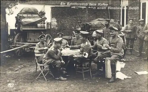 Ak Ein Bataillonsstab beim Kaffee in einem französischen Gehöft, I. WK