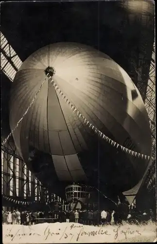 Foto Ak Graf Zeppelin, LZ 127, Luftschiff in der Luftschiffhalle