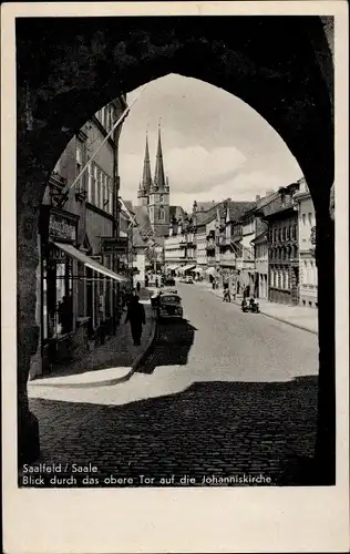 Ak Saalfeld an der Saale Thüringen, Blick durch das obere Tor auf die Johanniskirche