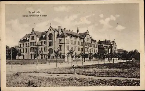 Ak Saarlouis im Saarland, Blick auf das Franziskanerinnen Kloster, Straßenpartie