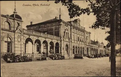 Ak Landau in der Pfalz, Blick auf den Bahnhof, Straßenseite, Fassade