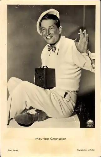Ak Schauspieler Maurice Chevalier, Portrait als Fotograf, Ross Verlag