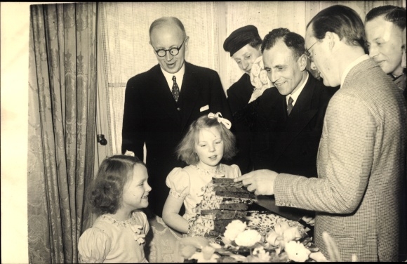 Foto Ak Bernhard zur LippeBiesterfeld mit Kindern, Niederländisches