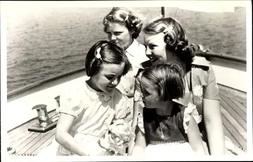 Ak Prinzessinnen Beatrix, Irene, Margriet und Marijke op de Piet Hein, 1953