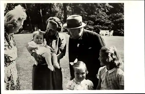 Ak Königin Juliana mit Familie und Winston Churchill, 1948, Prinzessin Marijke