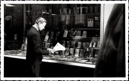 Foto Mann im Anzug vor einer Buchhandlung