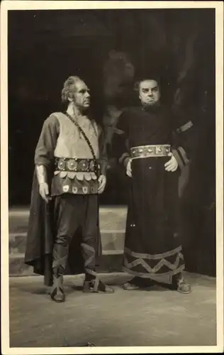 Foto Ak Zwei Schauspieler auf eienr Bühne, Theaterszene