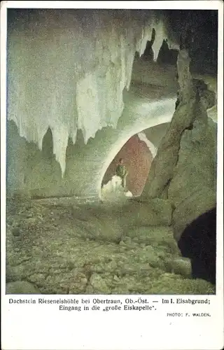 Künstler Ak Obertraun Oberösterreich, Dachstein Rieseneishöhle, Eisabgrund