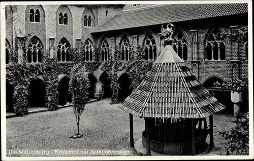 Ak Malbork Marienburg Westpreußen, Kreuzhof mit Schlossbrunnen