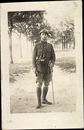 Foto Ak Junger Mann in Uniform, Säbel, Fernglas