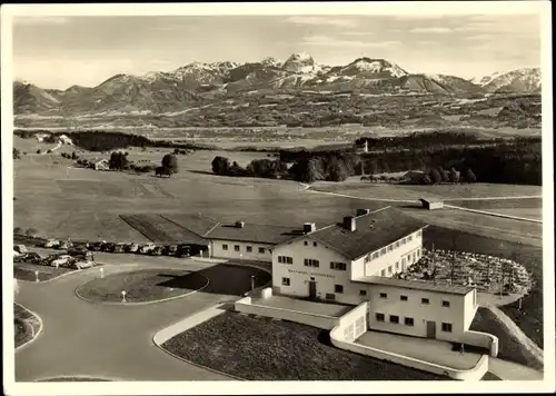 Ak Irschenberg in Oberbayern, Das Autobahn Rasthaus Irschenberg, Vogelschau, Berge