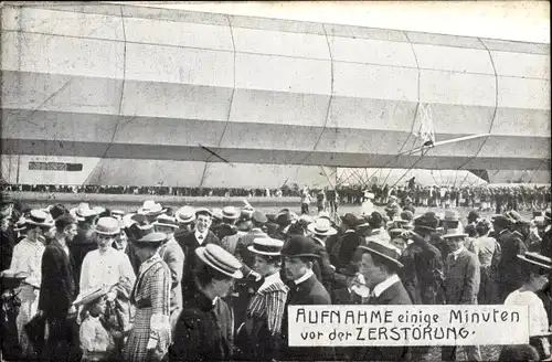 Ak Luftschiff, Zeppelin, Aufnahme einige Minuten vor der Zerstörung