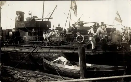 Foto Ak Deutsches Kriegsschiff, Seeleute, 2. Torpedoboots-Halbflottille, KS Deutschland?