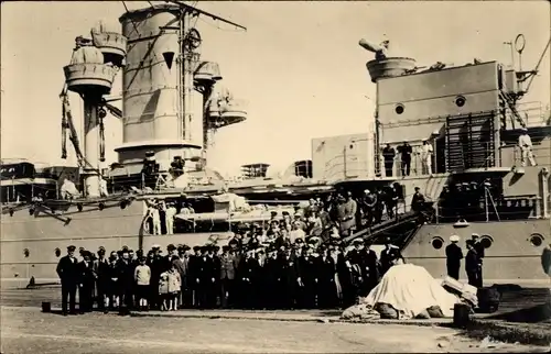 Foto Ak Deutsches Kriegsschiff, Seeleute, Touristen, Gruppenbild
