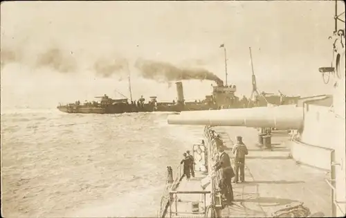 Foto Ak Deutsche Kriegsschiffe, Geschütze, Marinesoldaten