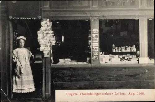 Ak Leiden Südholland Niederlande, Kiosk, Ansichtskartenverkauf, Verkäuferin