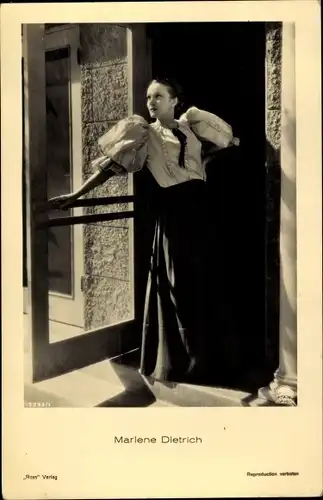 Ak Schauspielerin Marlene Dietrich, Trachtenkleid