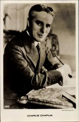 Ak Schauspieler Charlie Chaplin, am Schreibtisch