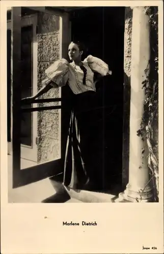 Ak Schauspielerin und Sängerin Marlene Dietrich, Standportrait