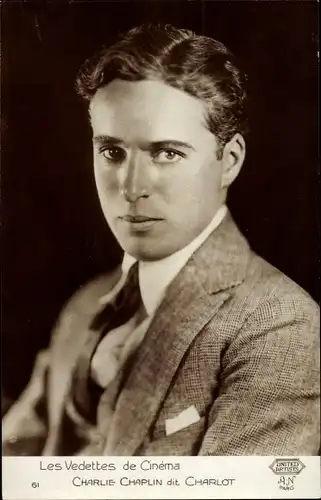 Ak Schauspieler Charlie Chaplin, dit Charlot, Portrait im Anzug