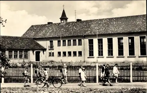 Ak Seehausen in der Altmark, Schule der Freundschaft, Kinder