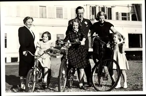 Ak Königin Juliana der Niederlande mit Gemahl Bernhard und Töchtern