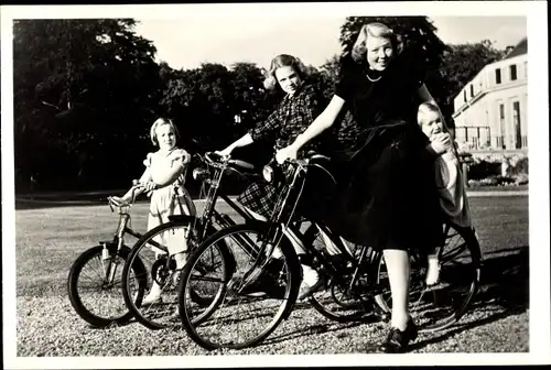 Ak Niederländisches Königshaus, Prinzessinnen Beatrix, Margriet, Irene und Christina, Fahrräder