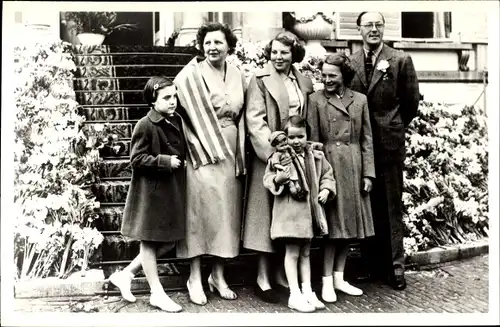 Ak Königin Juliana mit Gemahl Prinz Bernhard und Töchtern, 1953