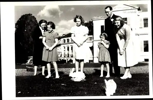 Ak Königin Juliana mit Gemahl Prinz Bernhard und Töchtern, Kaninchen