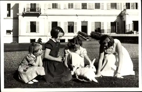 Ak Prinzessinnen Beatrix, Irene, Margriet und Christina, Kaninchen, Niederländisches Königshaus