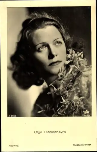 Ak Schauspielerin Olga Tschechowa, Portrait mit Blüten